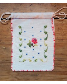 BOLSA PAN BORDADO FLORES ROSA, 32X55 cm.