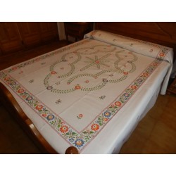 colcha rústica bordada en multicolor. bordados artesanos