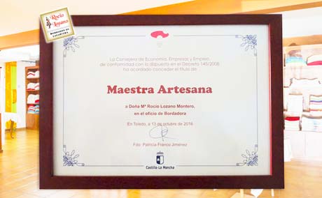 Título de Maestra Artesana otorgado a Rocío Lozano, por su trabajo con los bordados y labores de Lagartera