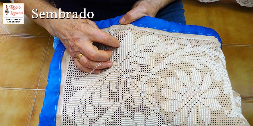 Mujer lagarterana sembrando en el proceso de bordado, típico de Lagartera