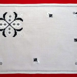 Mantel individual y servilleta. Labores de Lagartera bordadas a mano