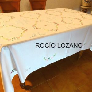Mantel de  Guirnaldas. Bordado a mano en Lagartera