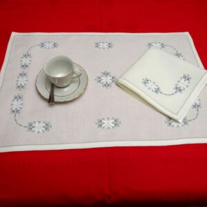 Mantel individual bordado "Aritos". Artesanía Lagarterana