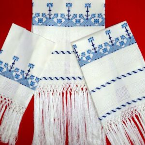 Juego de toallas "Escudos". 3 piezas de artesanía bordada a mano