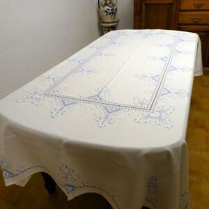 Mantel de los medios escudos - Alta artesanía Lagarterana