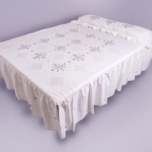 Colcha con volantes bordada y deshilada