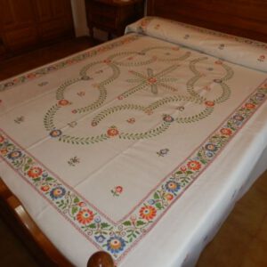 Colcha rústica bordada en multicolor. Bordados artesanos