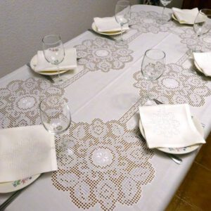 Mantel deshilado de "Rosetas". Brdados de Lagartera