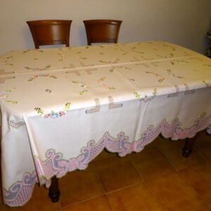 Mantel de guirnaldas y presilla.