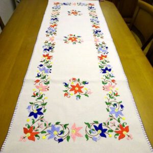 Camino de mesa "Flores en colores". Lagartera cuna y museo del bordado